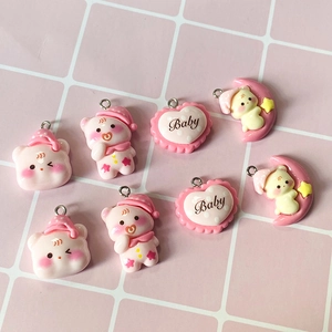 Schattige hars beer en maan hangers in roze en crème voor doe-het-zelf sieraden