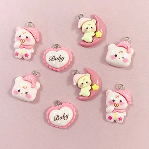 Schattige hars beer en maan hangers voor DIY sieraden maken in roze en crème wit