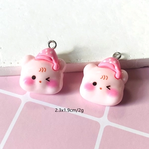 Detail van roze beer hanger van hars met polkadot hoed voor DIY sieraden 2.3x1.9cm