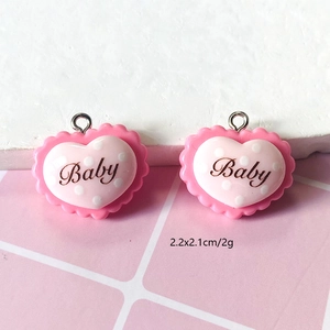 Detailweergave van roze hartvormige hars hangers met Baby tekst voor DIY sieraden maken