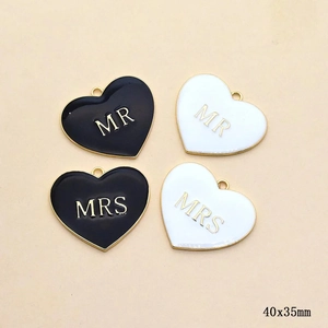 Set aus vier MR und MRS Herzanhängern in Schwarz und Weiß aus Legierung mit Gold-Silber-Rand