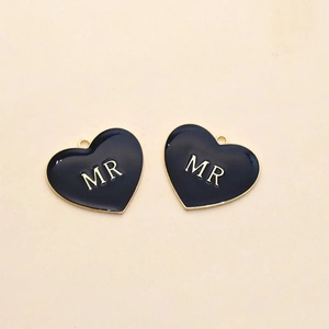Zwei schwarze Emaille-Herzanhänger mit goldener MR-Aufschrift für DIY-Schmuck