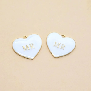 Detailaufnahme herzförmiger weißer Emaille MR Anhänger mit goldenen Metallkanten für DIY