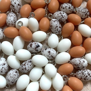 Pendentifs œufs en résine blancs, beiges et tachetés pour création de bijoux et colliers