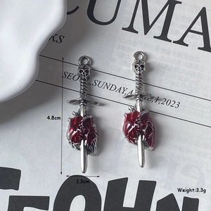 Pendentifs épée punk gothique avec crâne et cœur rouge pour bijoux artisanaux