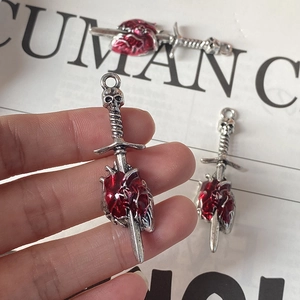 Pendentif punk gothique en alliage, épée avec crâne perçant un cœur rouge pour bijoux