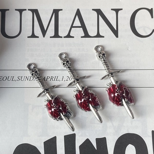 Pendentifs gothiques punk en alliage épée perçant un cœur rouge pour la création de bijoux
