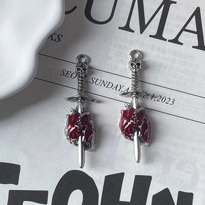 Détail du pendentif épée crâne gothique perçant un cœur en émail rouge pour bijoux DIY