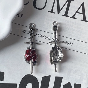 Pendentif cœur épée crâne punk gothique en alliage argenté vintage avec émail rouge