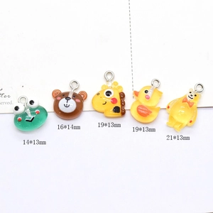 Cartoon-Tieranhänger aus Harz wie Frosch, Bär und Ente mit Metallringen für DIY-Schmuck