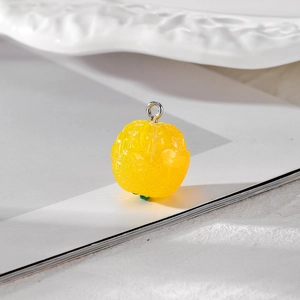 Pendentif agrume jaune vif avec boucle argentée et texture réaliste aux détails fins