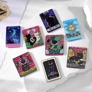 Detailansicht der Acryl-Tarot-Anhänger mit Katzen- und Mondmotiven für DIY-Schmuck