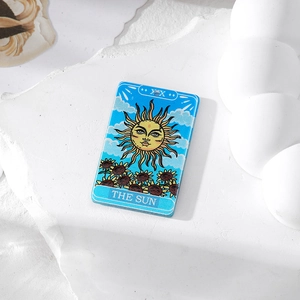 Acryl-Tarot-Anhänger mit dem Motiv Die Sonne und Sonnenblumen auf weißem Steinuntergrund
