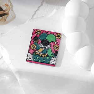 Nahaufnahme eines bunten Joker-Acryl-Tarot-Anhängers auf einem weißen Steinuntergrund
