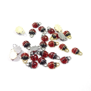 Détail des breloques coccinelle rouges en alliage pour la création de bijoux DIY