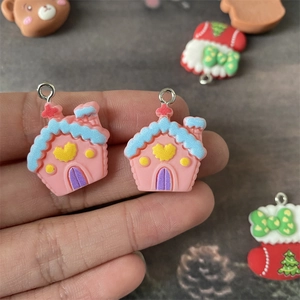 Vue détaillée de pendentifs maison en résine rose pour la création de bijoux DIY créatifs