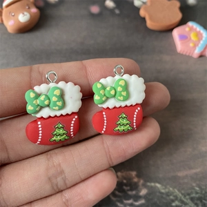 Macro d'une breloque botte de Noël en résine avec motif sapin et anneau pour bijoux DIY