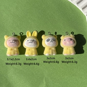 Beflockte Tieranhänger-Set mit Hase Panda Schwein in gelben Mänteln für DIY-Basteln