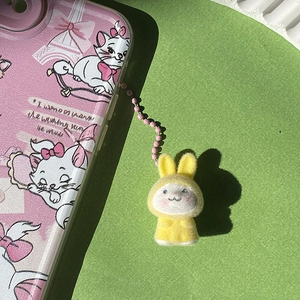 Rosa Marie Cat Handyhülle mit gelbem beflocktem Kaninchenanhänger auf grünem Grund