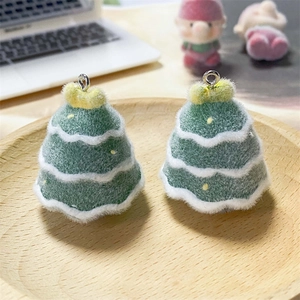 Ciondolo in peluche a forma di albero di Natale verde con motivi bianchi e stella