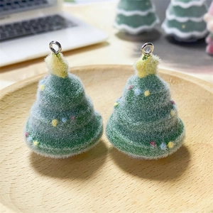 Vista macro del ciondolo albero di Natale floccato verde con anello metallico per gioielli