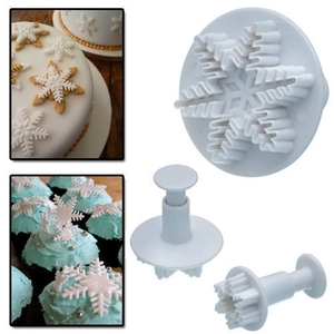 Detail of 3pcs snowflake plunger cutters with spring handle for DIY cookie baking