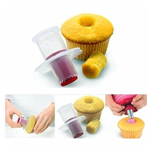 Dettaglio del levatorsoli per cupcake con bordo seghettato e stantuffo per dolci