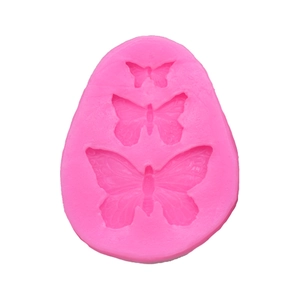 Detailansicht der rosa Silikonform mit drei Schmetterlingsmotiven für Tortendeko