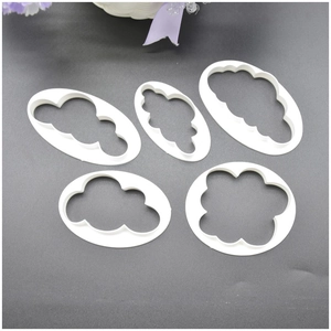 5-piece cloud-shaped cookie cutter set made of white food-grade plastic for baking