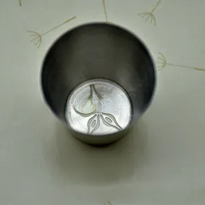 Détail d'une douille en acier inoxydable avec motif en étoile embossé à l'intérieur