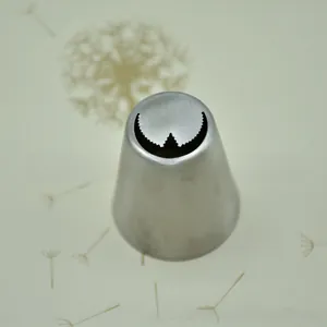 Détail d'une douille russe en acier inoxydable avec motif dentelé pour glaçage