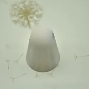 Vue de dessus d'une douille russe en acier inoxydable avec motif floral à pétales