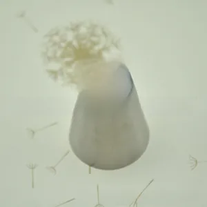 Détail d'une douille à pâtisserie en acier inoxydable avec embout en étoile pour décoration