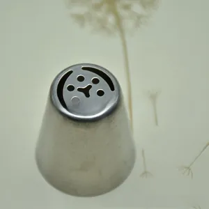 Vue macro de la douille à pâtisserie en acier inoxydable avec embout en forme de fleur