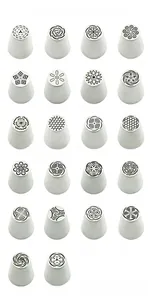 Vue macro de 22 douilles de glaçage en acier inoxydable avec divers motifs de fleurs