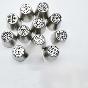 Détail macro du lot de 12 douilles russes en acier inoxydable pour décoration de gâteau