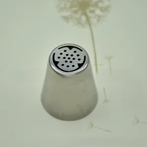 Vue de dessus d'une douille russe en acier inoxydable avec motif floral multi-trous