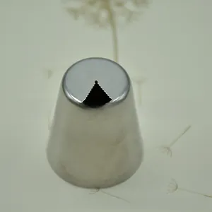 Détail d'une douille russe en acier inoxydable avec ouverture dentelée pour gâteau