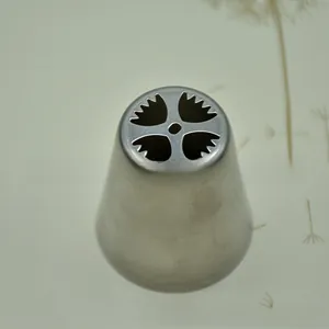 Détail d'une douille russe en acier inoxydable avec motif de découpe florale unique