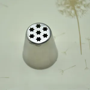 Vue macro d'une douille en inox avec sept sorties en forme d'étoile hexagonale