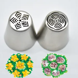 Détail de deux douilles russes en acier inoxydable montrant des motifs floraux en crème