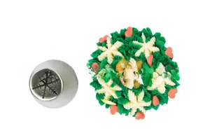 Vue macro de la douille en acier inoxydable et motif de crème décoratif avec cœurs