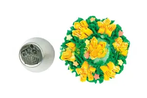 Macro de la douille en acier inoxydable et son décor floral en crème 3D aux couleurs vives