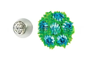 Détail d'une douille russe en inox créant des fleurs de crème bleues et blanches