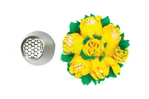 Détail d'une douille russe en inox créant des fleurs de tulipe en crème jaune
