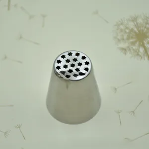 Détail macro de la douille russe en acier inoxydable avec embout en étoile pour pâtisserie