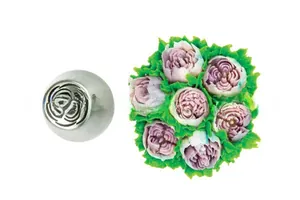 Vue macro de la douille russe en acier inoxydable avec fleur en crème violette