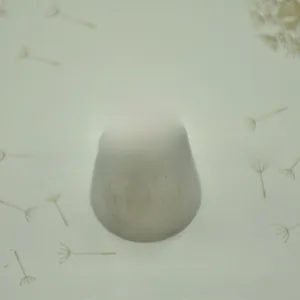 Vue macro d'une douille en inox avec ouverture en forme de pétale pour décor de gâteaux