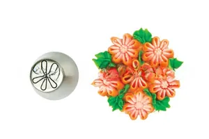 Détail d'une douille russe en inox avec effet de fleur en crème 3D en gros plan