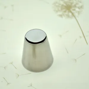 Détail d'une douille pâtissière en inox avec découpe sourire pour décoration